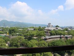 歩いて向かったのは熊本城。ではなく熊本市役所の展望階。
熊本城の向かいにあり、展望階からは熊本城と周辺の町並みを一望できるとのことで行ってみましたが、快晴で良い景色♪　そして緑豊か！

左の方を見るとクレーンが動いており、熊本地震からの修復作業が続いていることが伺えました。