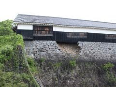 入場券を買い、熊本城を散策します。
私は2020年にも1度来ているのですが、ここの石垣の崩れはそのときから変わらずでした。