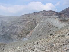 植物の生えていない、火口周辺。岩がむきだしです。
まるで日本ではない、どこか別な国にいるような気さえします。