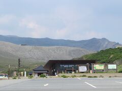 阿蘇山上ターミナルに着きました。
ターミナル内のお土産屋を見たりトイレ休憩をしてバスが来るのを待ちましょう。