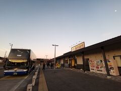 16:40に新東名の遠州森町パーキングエリアに到着。まだ新しいみたい。
バス横付け～。