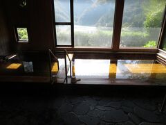 下山し、奈良田の里温泉 女帝の湯へ（入浴料700円）。タイミング良く貸切状態。