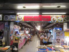 今日の晩御飯はプロンポンの「グレート上海」です。日本語サイトですと「グレート上海」と書かれることが多いですが、「Jarunee」と書かれるサイトもあったり謎多き店。昔は中華料理屋だったのがローカルタイ料理屋に鞍替えしたのは事実のようです。

 