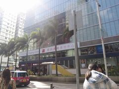 彌敦道（ネイザン・ロード）まできました
香港にきた！と気持ちが上がるところです