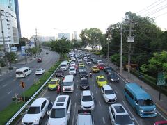 朝6時台でこの渋滞。バンコクの朝は早いです。