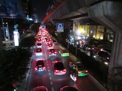 ホテルで一休みしているうちに早や晩御飯の時間（笑）渋滞を横目に今日もプロンポン方面へ向かいましょう。