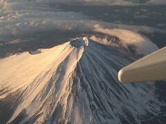 飛行機からの富士山アップ画像。