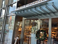 朝はまだ営業してるお店が少なく
開いてる店を物色する

Le Pain Quotidien（ル・パン・コティディアン)

