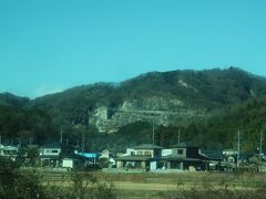 10時33分 稲田駅
稲田駅からは右手に稲田石の採掘場が見えます