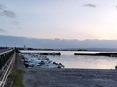 長崎空港島の橋を渡ったところに、ニッポンレンタカーの営業所がありまして、
そのでチェックインしています

待っている間に外の様子を撮ってみます

四方を陸に囲まれている大村湾にある長崎空港は
まるで湖に浮かんでいる空港の様です

実は珍しい光景なのではないかと思います

また写真では分かりにくくて恐縮ですが、その様子が本当に美しいです