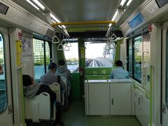 　南港ポートタウン線のニュートラムに乗車。日本で２番目の無人運転システムです。