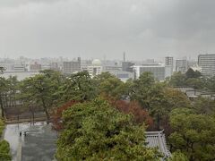 小倉城天守閣からの景色、雨がすごかったので天守閣の最上階の椅子でまったり