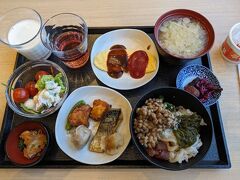 ドーミーインの朝食はやっぱり素晴らしいラインアップです。
丼はネバネバ丼を自分で作ります。
ご飯の上に、マグロ、イカ、めかぶ、とろろ、納豆をぶっかけました。
オムレツはライブキッチンで作ってもらいました。
あん肝もありました。