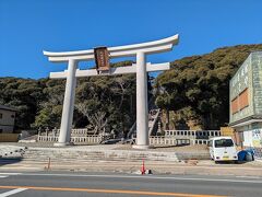 水戸駅から路線バスで30分ちょっと。
大洗磯前神社に行きました。
青空に大きな鳥居が映えます。
白くて大きな鳥居です。