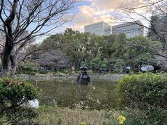 日比谷公園の雲形池と鶴の噴水。