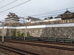 福山駅は福山城の脇にあることで知られています。
広島県には日本百名城が３つありますが、そのうちの１つです。