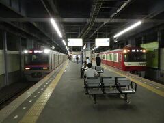 2023.11.02　青砥
通勤特急を青砥で降りた。京成電車と京急電車が並ぶ。