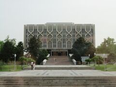 次へ。20世紀後半ウズベク建築最高のものと称されているそう。
テルメズの三尊仏がここにあるのよね。見たい～涙。