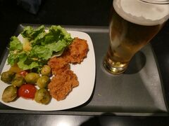 搭乗手続きを済ませてセキュリティを通過したら、ラウンジで夕食を。