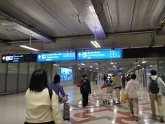 早朝５時前にスワンナプーム空港に到着。
入国審査は10分くらいで通過できました。
これまでで一番通過時間が早かったかも。