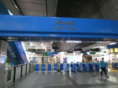 プロンポン駅で下車します。