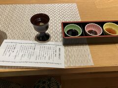 そして途中醤油屋さんに立ち寄りながら、本日の宿小豆島国際ホテルにチェックインします。
夕食はエンジェルロードの見える席でした。
醤油が3種類も。これで飲めます！