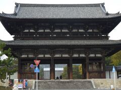 【世界遺産　仁和寺】
神護寺最寄りの高雄バス停からバスで30分位

888年に宇多天皇によって建立された寺院で、歴代住職の多くは天皇家から迎えられたことから、門跡寺院としても知られています

「仁王門」
仁和寺の正門