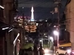 京都タワー見ながら坂を下り