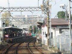 2023.11.06　京急川崎ゆき普通列車車内
路線名にもなっている川崎大師。緩いカーブ上の駅が民鉄らしくていいね～