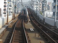 2023.11.06　品川ゆき快特列車車内
車内はたいへん混んでおり、座りたかったが仕方なく運転台後ろに行く。要塞に向けて上下線が分かれる。