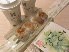 食後はホテルまで歩いて戻って
ラウンジでコーヒーを淹れてもらって
部屋で夜のおやつをいただきました。