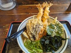 寒かったので天ぷらうどんで汁は温かいものをオーダー。
店に着いてから客席に座れるまで20分待ち、オーダーしてから運ばれるまで10分待ちの計30分待ち状態だったが、待った甲斐があったみたい。
太めの麵はこしがあり美味しい。
揚げたてサクサクの天ぷらは油切れも良く胃にもたれる心配は無し！
イチバン驚いたのは、こんな寒い日だったのに丼が非常に温かく、食べ終わるまで冷めることがなかった点。

ごちそうさまでした。