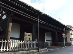 街中に大きな門がある京都らしい風景を見ながら
近所をぶらぶら歩きまわって8時半に戻ると