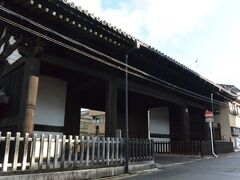 街中に大きな門がある京都らしい風景を見ながら
近所をぶらぶら歩きまわって8時半に戻ると
