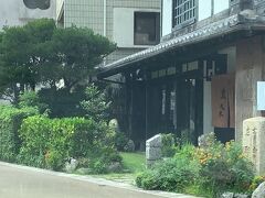 更に安国寺・観音堂方面に進むと右手に紅型の店が見えてきますが、当時此処には下の綾門(しむぬあいじょー)と呼ばれた中山門(ちゅうざんもん)がありました※。
この門から首里城に続く大通りのことを綾門大道(あいじょううふみち)と言いますが、綾門大道の西端が中山門なら東端に置かれた上の綾門(うぃーぬあいじょー)は守礼門。
中山門の造りや大きさは、守礼門と同じだったと言われています。
そう聞くと此処に門があったら良いのにと期待したくなりますよね。
城下町は活気がなくっちゃ！
いつの日かこの中山門も復元して欲しいなー。
首里の今後の発展に期待しましょう。
さて今回は華やかな世界の首里城復元と負の遺産としての別の顔を紹介しましたが、どちらも首里城の歴史ですから、地上も地下も同時に見られる日が来ることを願っています。
では皆さま、良い旅を…。
またやーたい！