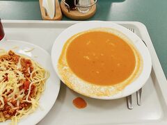 スパゲッティ、トマト風味のスープ、コンポート（ポーランド風フルーツジュース）です。もう何十年前にもなりますが、大学の学食を思い出しました。
正直、とっても美味しいということではなかったのですが、15PLNもかからず昼食がいただけました。お得感◎です。