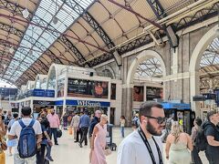 かくしてビクトリア駅に到着。
バックパックを預けて身軽な状態で市内観光をします。