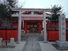 「芸能神社」
車折神社の境内社の一社で、ご祭神　天宇受売命（あめのうずめのみこと）を分祀創建した神社
芸能・芸術の祖神として古来より崇敬されています