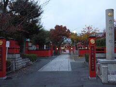 【車折神社】
仁和寺から最寄りの御室仁和寺駅から嵐電で14分　車折神社駅下車すぐ

仁和寺で予定外の時間を取ってしまったので、結構遅い時間になってしまいました

平安時代後期の儒学者　清原頼業公がご祭神の神社
社号柱の文字は、こちらの元宮司だった富岡鉄斎の筆だそうです