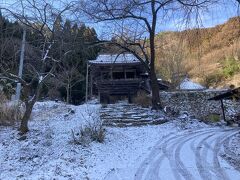 北側斜面のお寺のため寒々しい