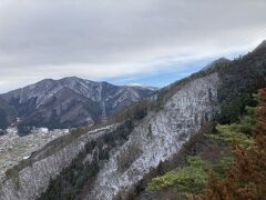 右に今登った太郎山
奥に雪の被った根子岳
