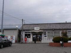 相生駅から姫路を通り過ぎて、御着駅で下車。
山陽本線という大幹線の駅ながら、旧国鉄時代からのささやかな駅舎が健在でした。