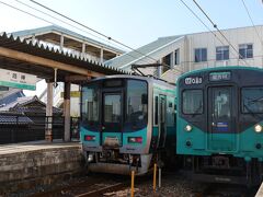 宝殿駅に戻り、JR山陽本線で加古川駅に出て、加古川線というローカル線の乗り換え。
１０分で厄神という駅に着きます。
乗った電車は旧国鉄時代の青い電車でした。
懐かしい。
JR東日本やJR東海では早々と国鉄時代の電車は無くなってしまいましたが、JR西日本は古い電車を大切に使っていますね。