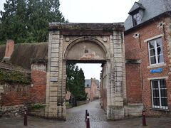 ルーヴェンに来た一番の目的は世界遺産のベギンホフ。

ベギンホフとはベギン会修道院のことで、12～13世紀に建てられた修道院で、ベルギーには現在も30以上のベギン会修道院が残されています。
そのうち13カ所がフランドル地方のベギン会修道院群として世界遺産登録されているのです。
で、そのうちの1つがココ、ルーヴェンのベギン会修道院。