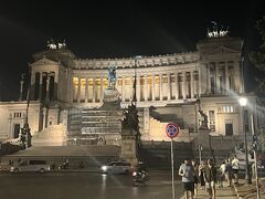 夕食後は気合いでヴィットーリオ・エマヌエーレ2世記念堂まだ歩いてローマ旅を終えました。