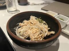 毎度おなじみのもつ鍋「やま中」
ここを食べずして博多を去れない、という感じ。

お店の内装とかは本店が良く、博多店は落ち着かないのですが、綺麗ではあるし、味は変わらないし、何より空港から近いので前回から利用するようになりました。

いつも注文する酢もつ