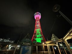 福岡空港から博多ふ頭第２ターミナルまでタクシーで30分少々。夜間割増しでも3,000円弱で到着しました。ポートタワーの赤が鮮やかですね！

夜の博多ふ頭を動画でもどうぞ
https://www.youtube.com/watch?v=63GcdJoUZAg
