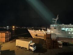 深夜 0:05 発のフェリーちくしに乗り込みます。壱岐を経由して対馬の厳原港へは 4:50 頃の到着予定です。