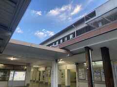 始発に乗るため早朝に駅に来た。昨日は夜で真っ暗だったので明るいとこで宇部新川駅を見ると結構大きいのよう駅だ。