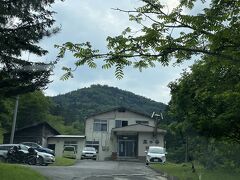 タウシュベツ川橋梁から３０分、山道（舗装）に入ります。
幌加温泉湯元鹿の谷です。鹿があちこちに草を食んでいます。